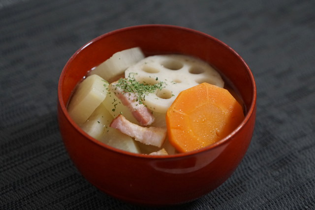 こんがりベーコンと根菜の和風塩スープ